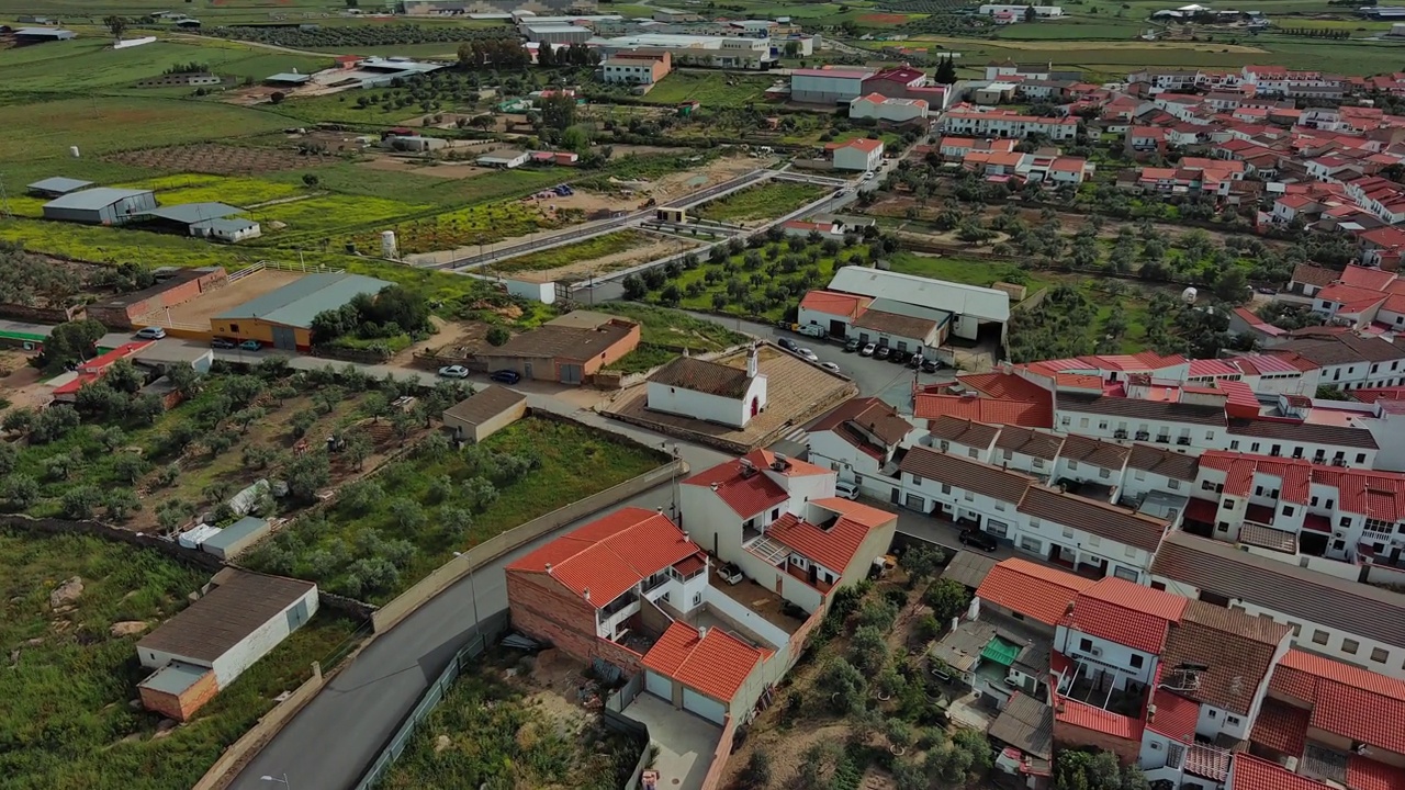 位于dos torres的Hermitage san roque, córdoba，展示西班牙乡村建筑，白天，鸟瞰图视频素材