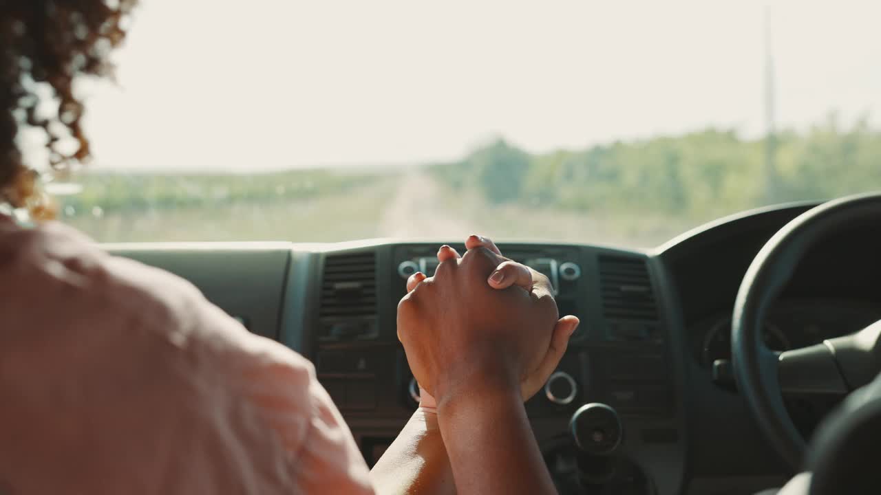 驾车、牵手、情侣旅行、度假、自驾游、度假、冒险、蜜月旅行。机动车辆，男女带着浪漫，乡村和暑假带着爱情视频素材