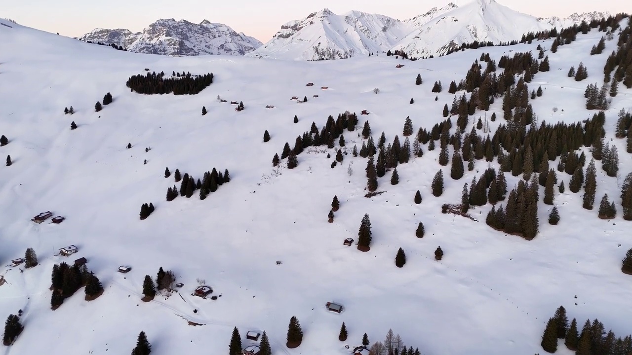 瑞士的昂特瓦兹，黄昏时的雪景和高山树木视频素材