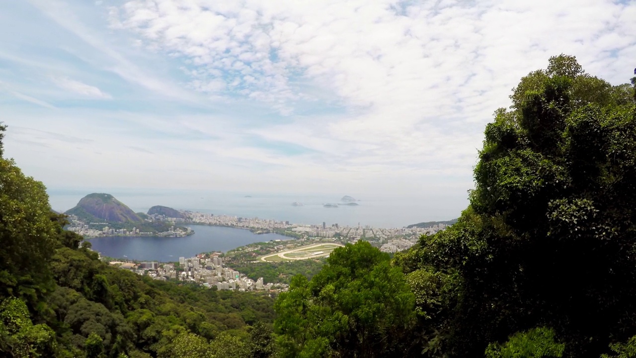 里约热内卢的城市时间从山上流逝美丽的海岸景观晴朗的一天云视频素材