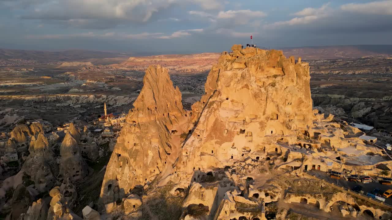 土耳其卡帕多西亚乌奇萨尔城堡的无人机视图。这座高耸的火山岩露头是卡帕多西亚最著名的地标之一，方圆数英里都能看到。视频下载