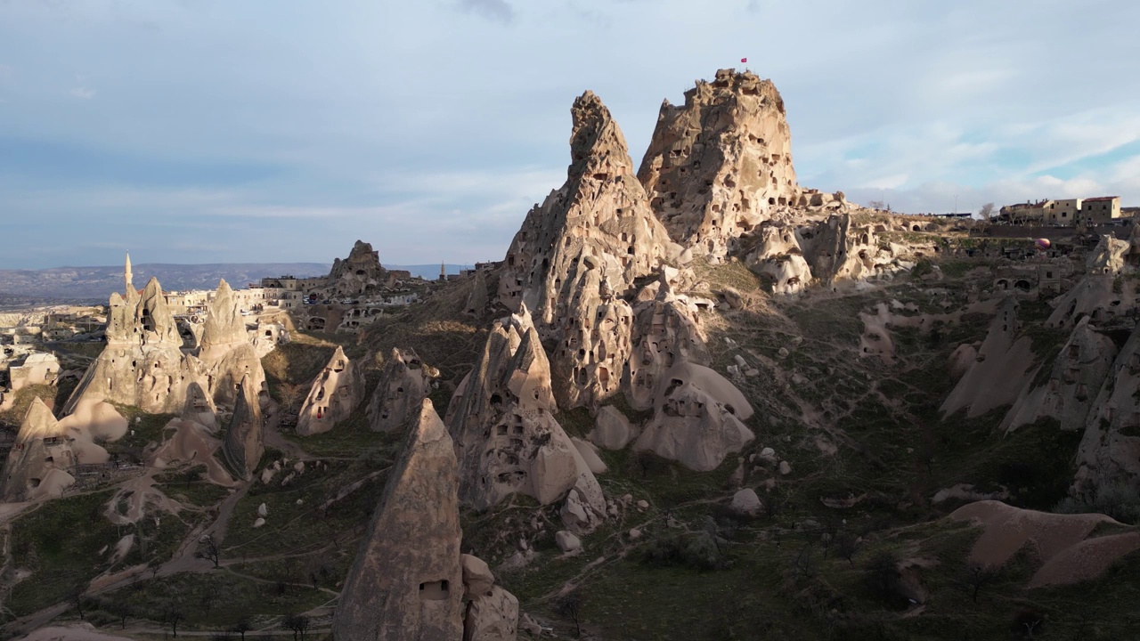 土耳其卡帕多西亚乌奇萨尔城堡的无人机视图。这座高耸的火山岩露头是卡帕多西亚最著名的地标之一，方圆数英里都能看到。视频下载