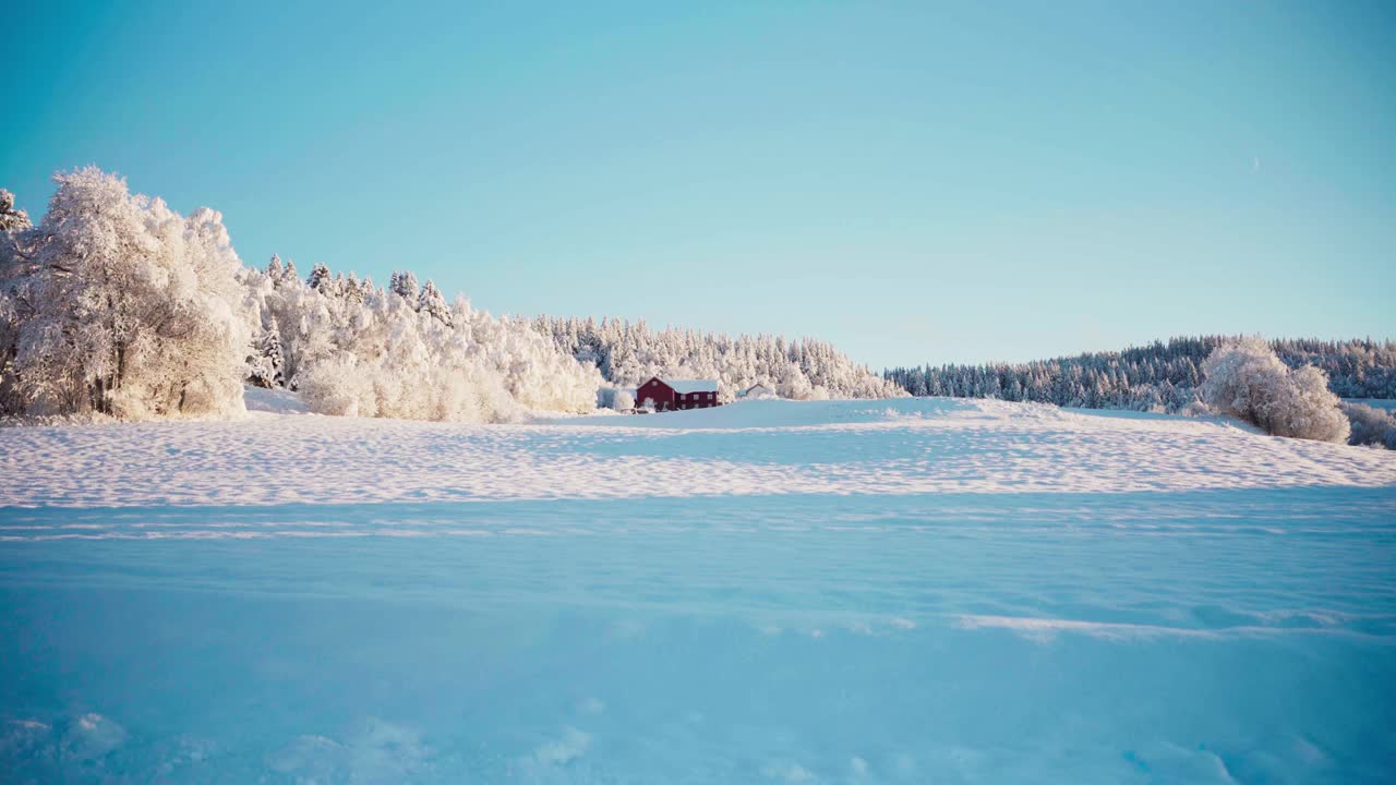 乡村风景与小屋和森林覆盖在雪宽镜头视频素材