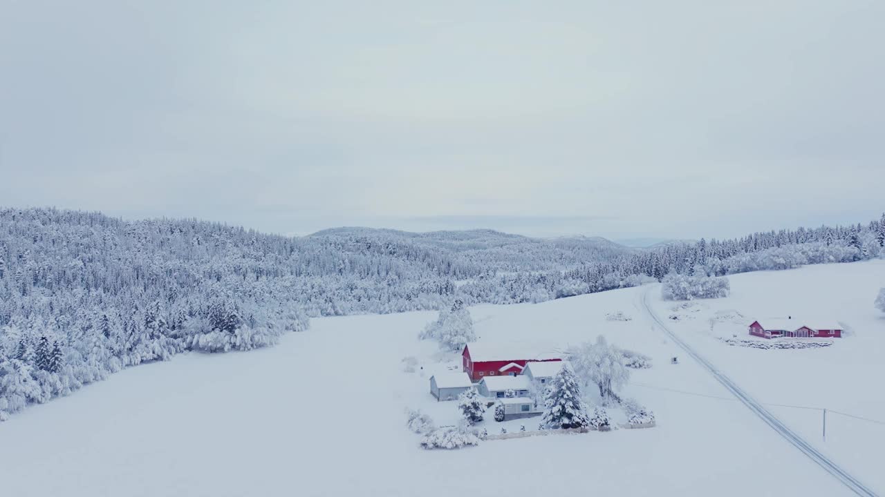 小屋和森林覆盖在大雪在冬季航拍视频素材