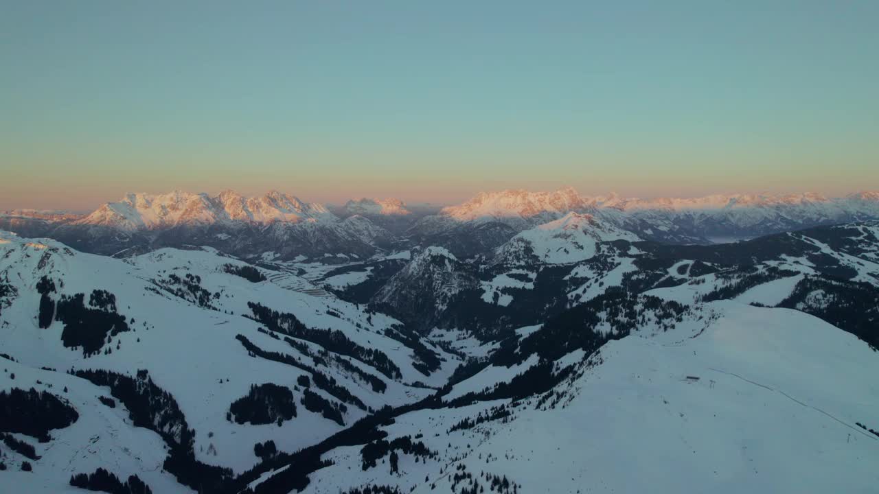 位于奥地利萨尔巴赫腹地的雷夫科格尔和哈森瑙尔的密实雪山Köpfl。空中拍摄视频素材