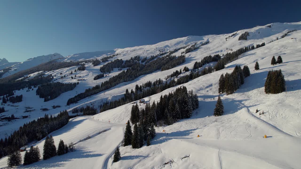 雪山滑雪胜地在白天。Saalbach-Hinterglemm,奥地利。空中回射视频素材