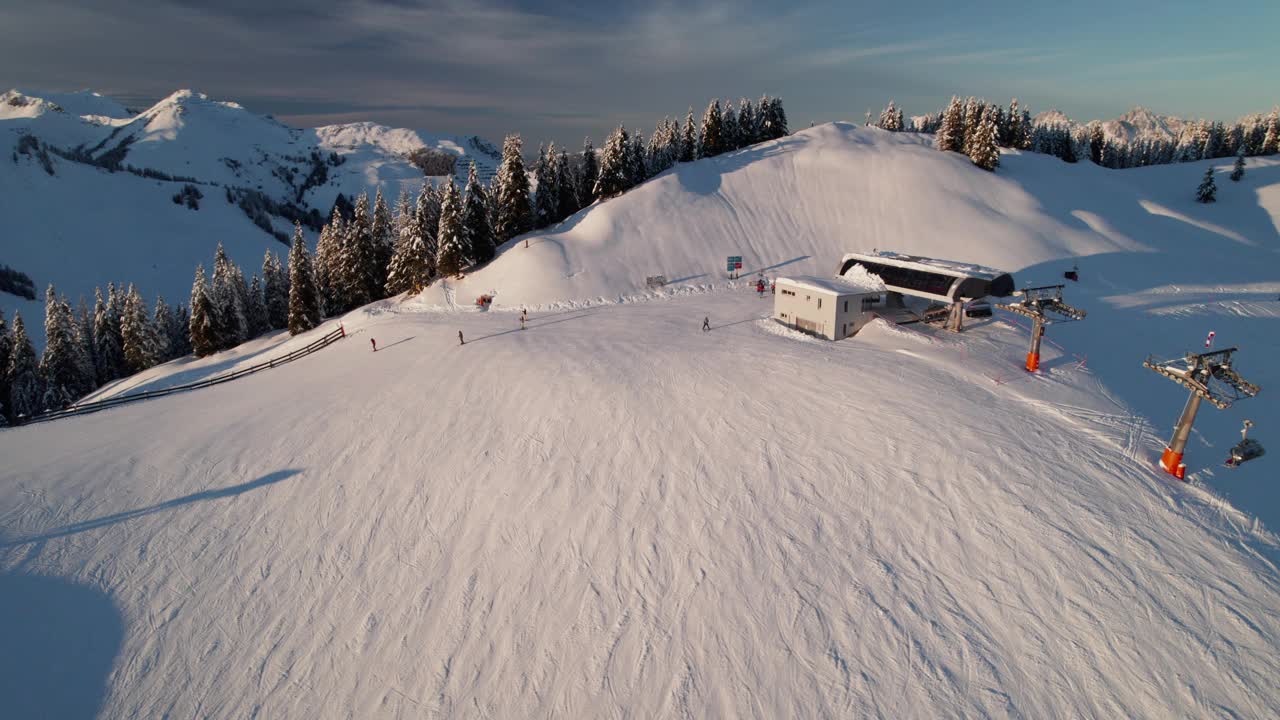 高山缆车和滑雪者在萨尔巴赫腹地，奥地利-空中无人机拍摄视频素材