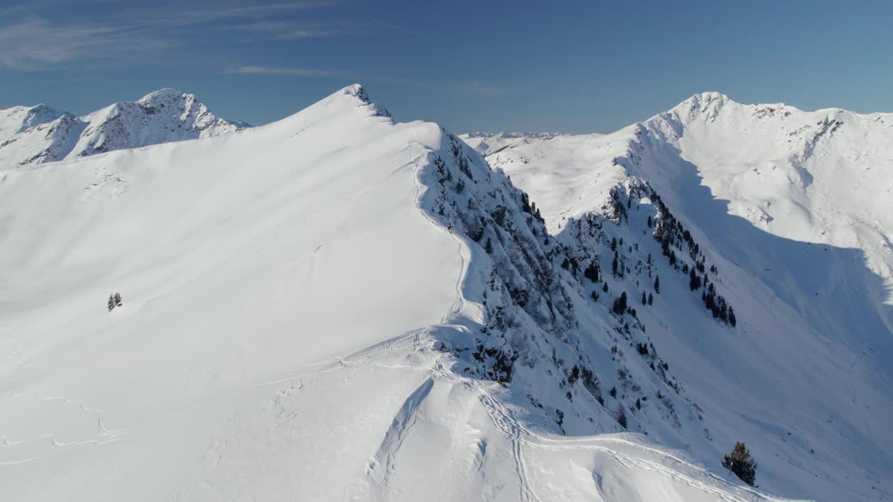 雪山与陡峭的山脊在萨尔巴赫-腹地，奥地利。空中拍摄视频素材