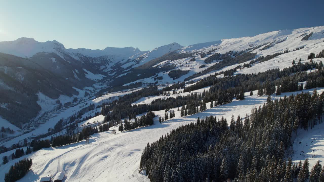 位于奥地利萨尔巴赫-辛特格勒姆滑雪胜地附近的奥地利阿尔卑斯山脉。无人机航拍视频素材