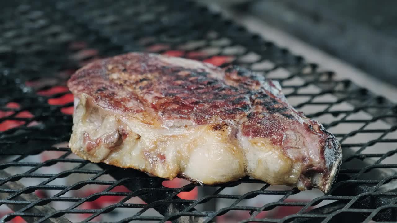 特写:一大块在火上烹调的生肉视频下载