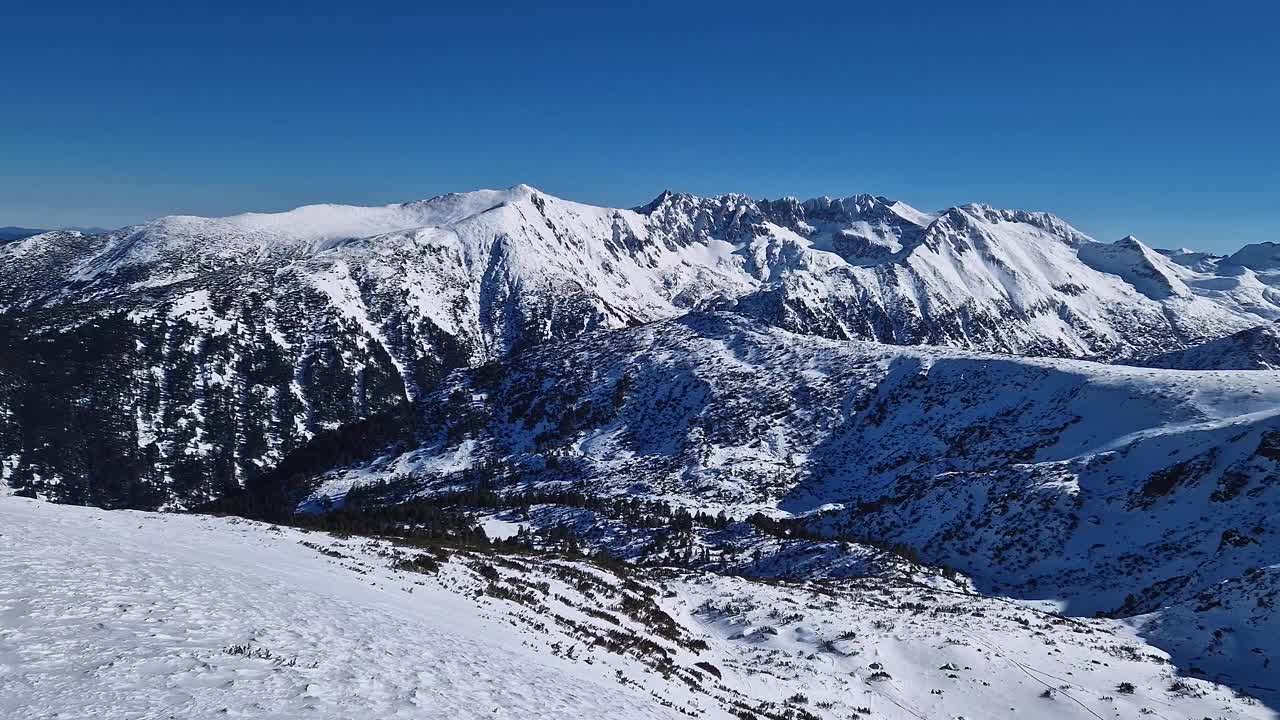 雄伟的巴尔干山脉全景。保加利亚冰雪覆盖的岩石山峰视频素材