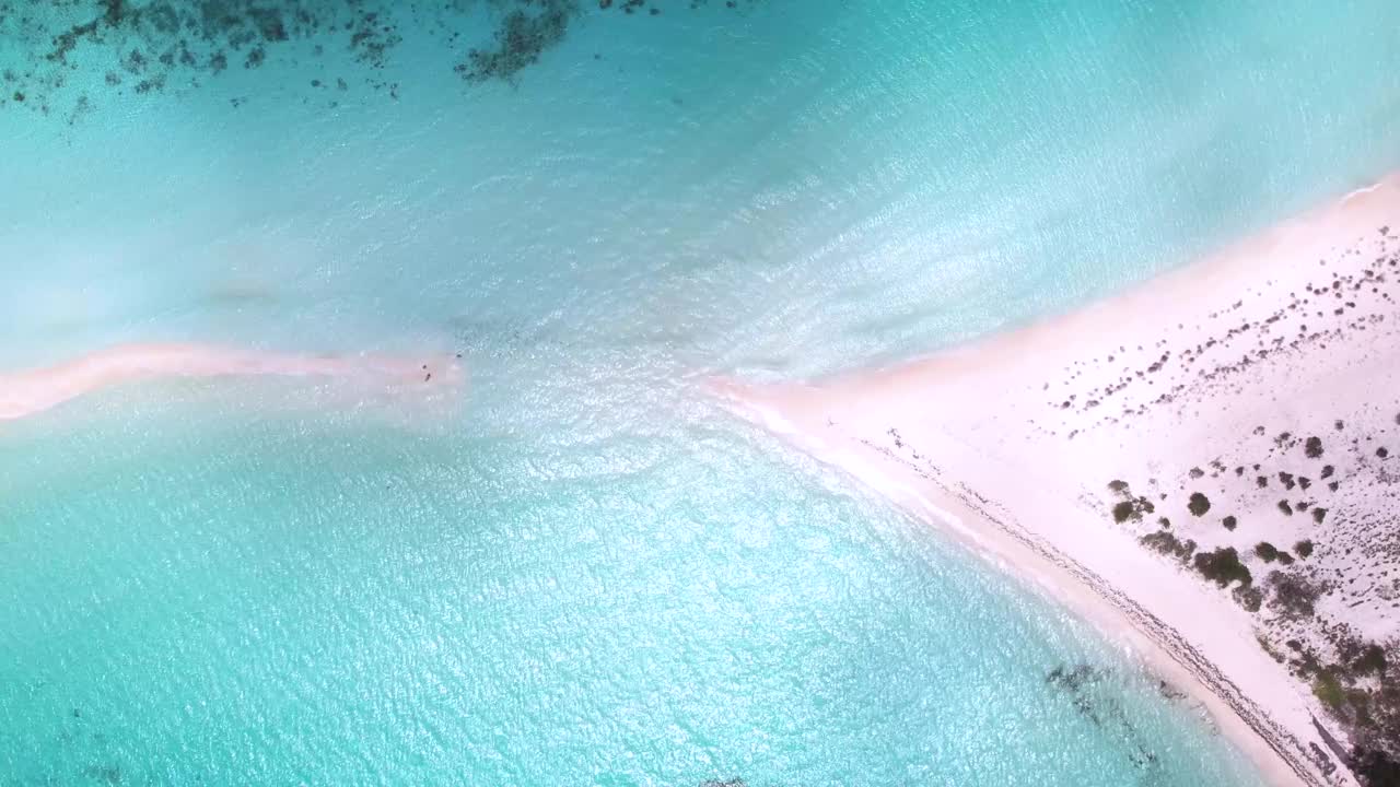 无人机拍摄的海浪在沙质地峡岛海滩上逼近的全景图视频素材