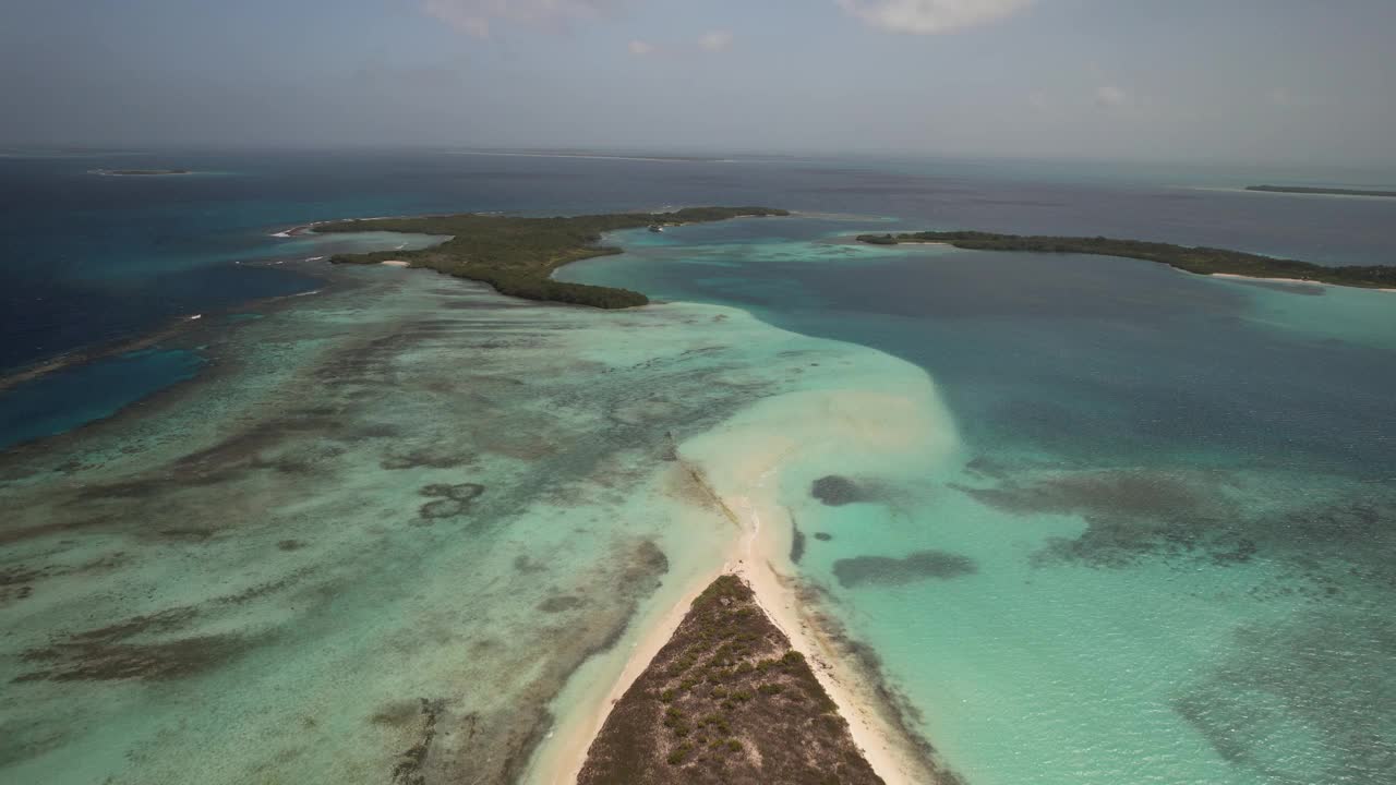 情绪化的沙滩岛，船停泊在热带空旷海岸的珊瑚礁上视频素材