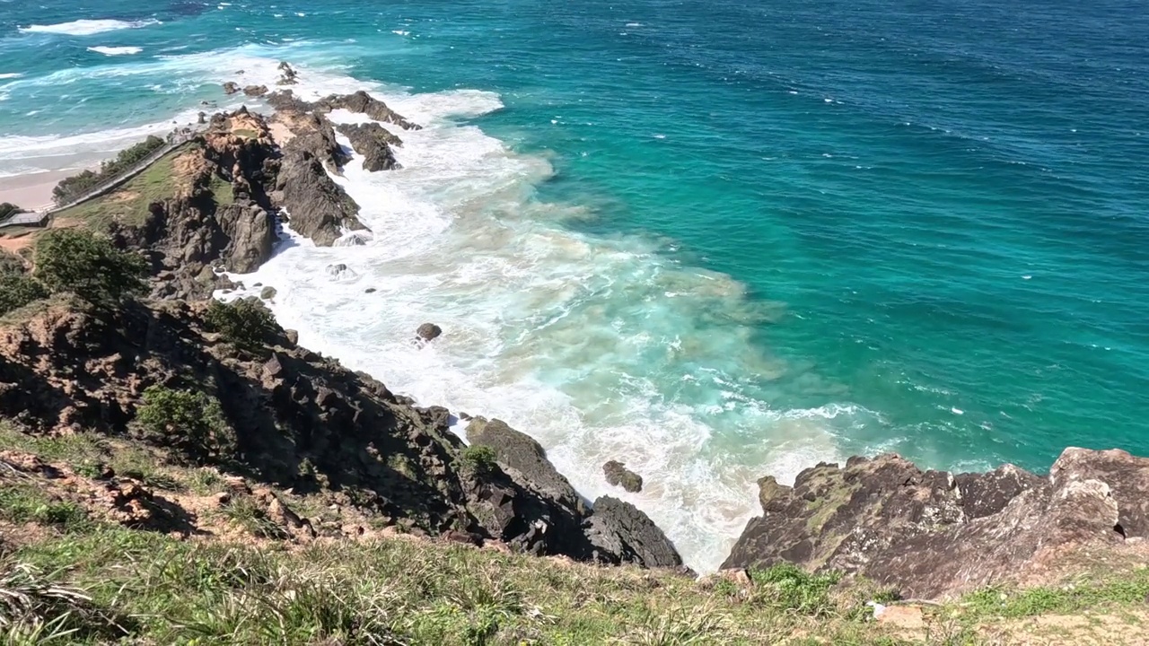 海岸悬崖和巨浪视频素材