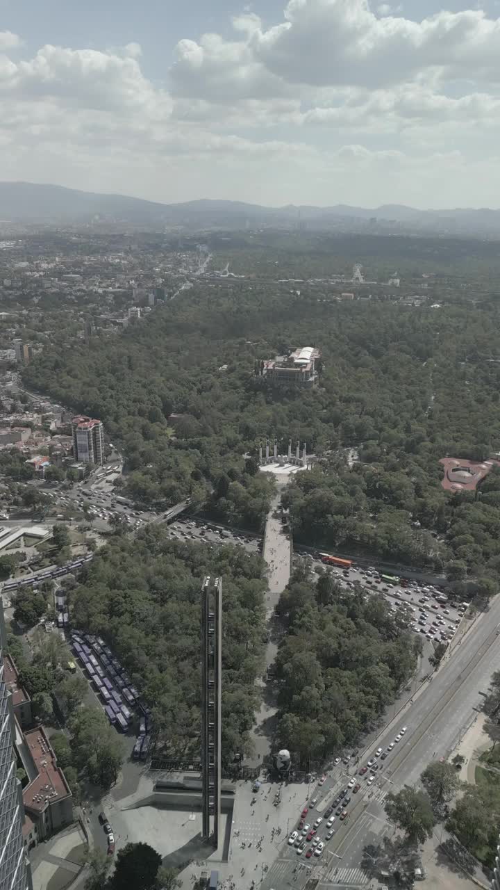 墨西哥城摩天大楼的垂直视频，墨西哥摩天大楼的航拍视频，查普尔特佩克森林。视频下载