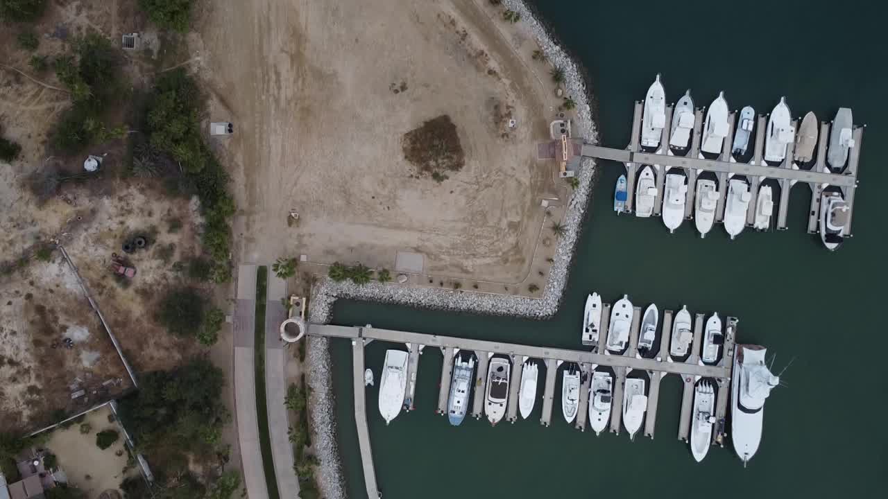 圣荷西德尔卡波码头与停泊的游艇，邻近的海滩和沿海城镇，鸟瞰图视频素材