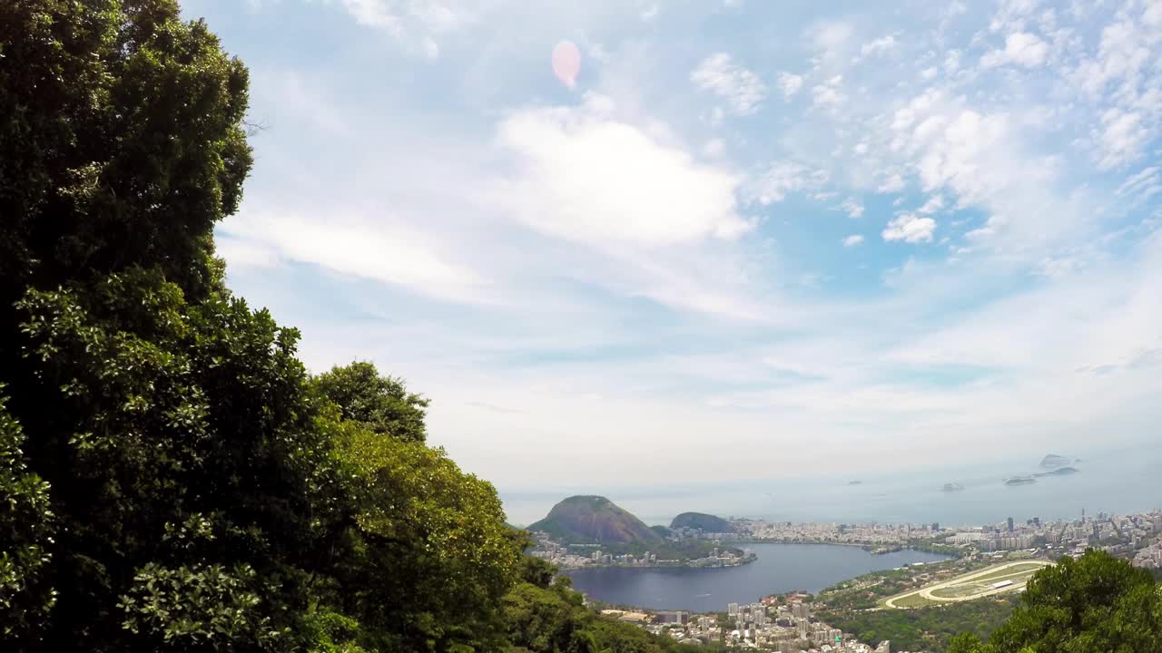 里约热内卢的城市时间从山上流逝美丽的海岸景观晴朗的一天云视频素材