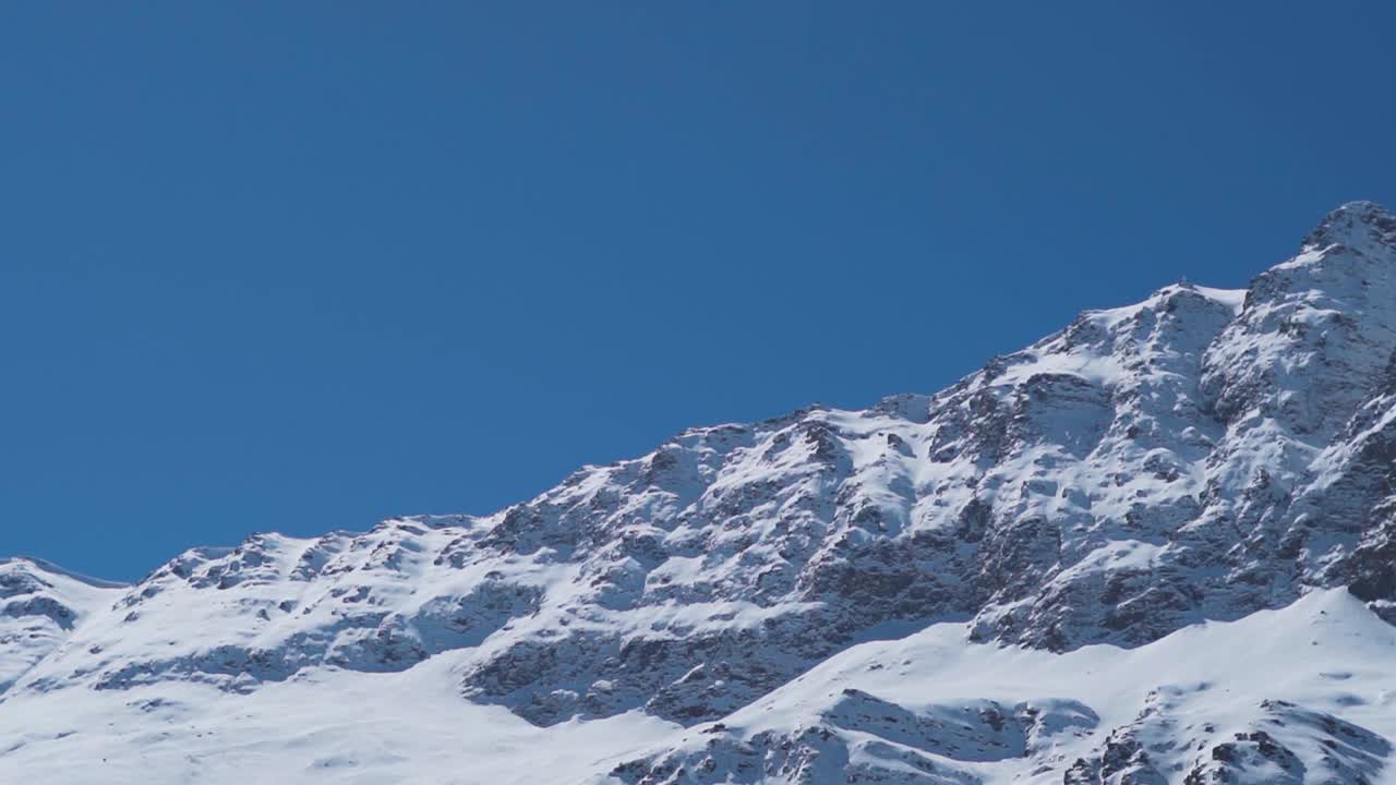 从印度喜马偕尔邦拉胡尔山谷的基隆拍摄的冬季白雪覆盖的喜马拉雅山峰景观。冬季的雪山高峰。视频素材