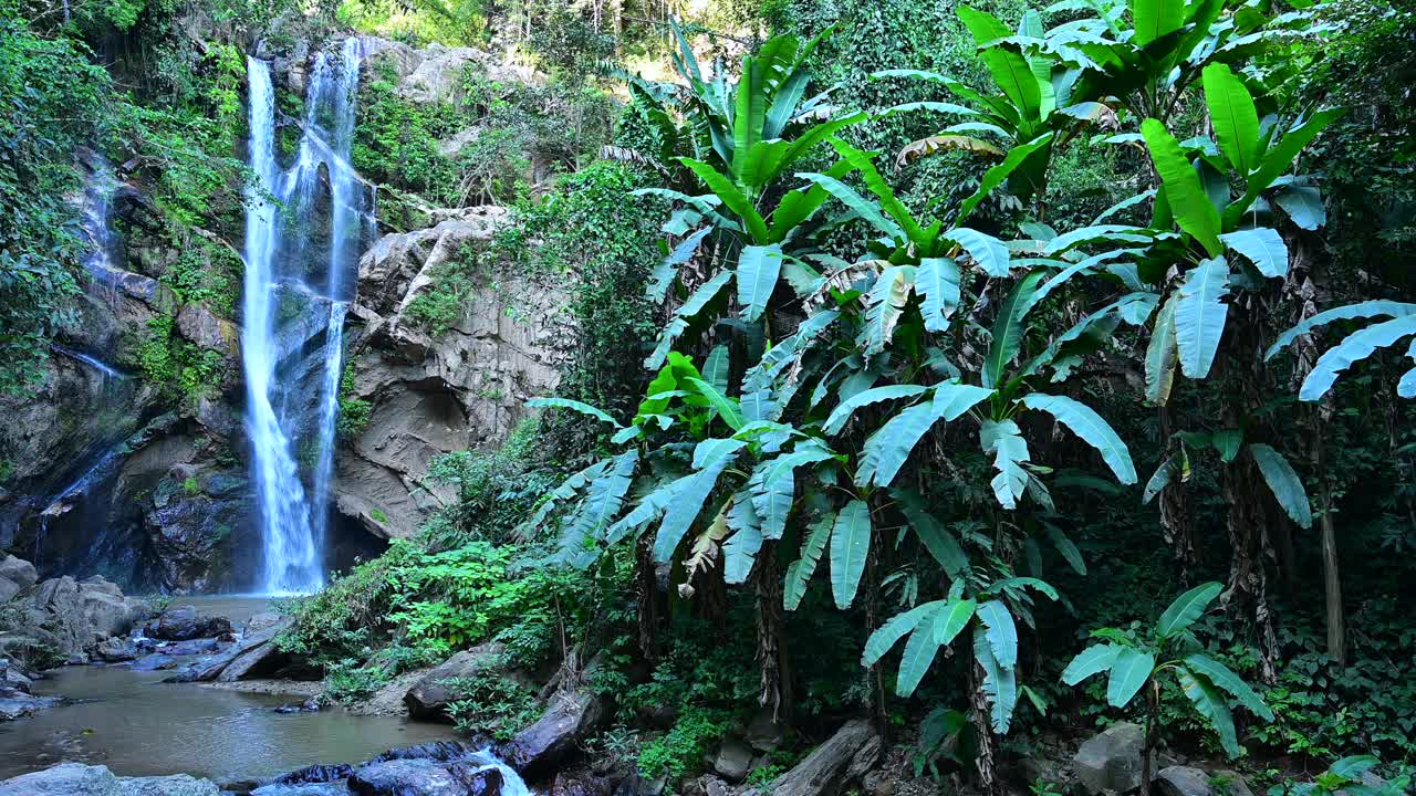 Mok Fa Waterfall at Chiang Mai Province视频下载