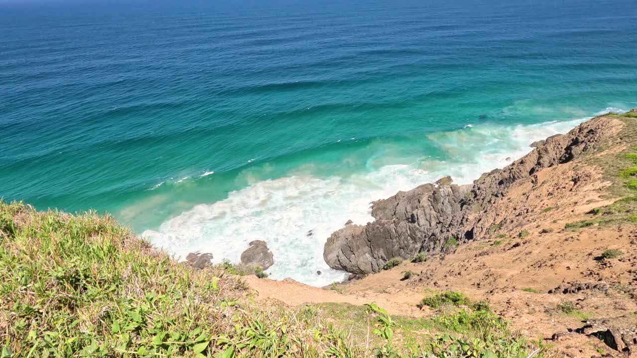 海岸悬崖边的海浪撞击视频素材