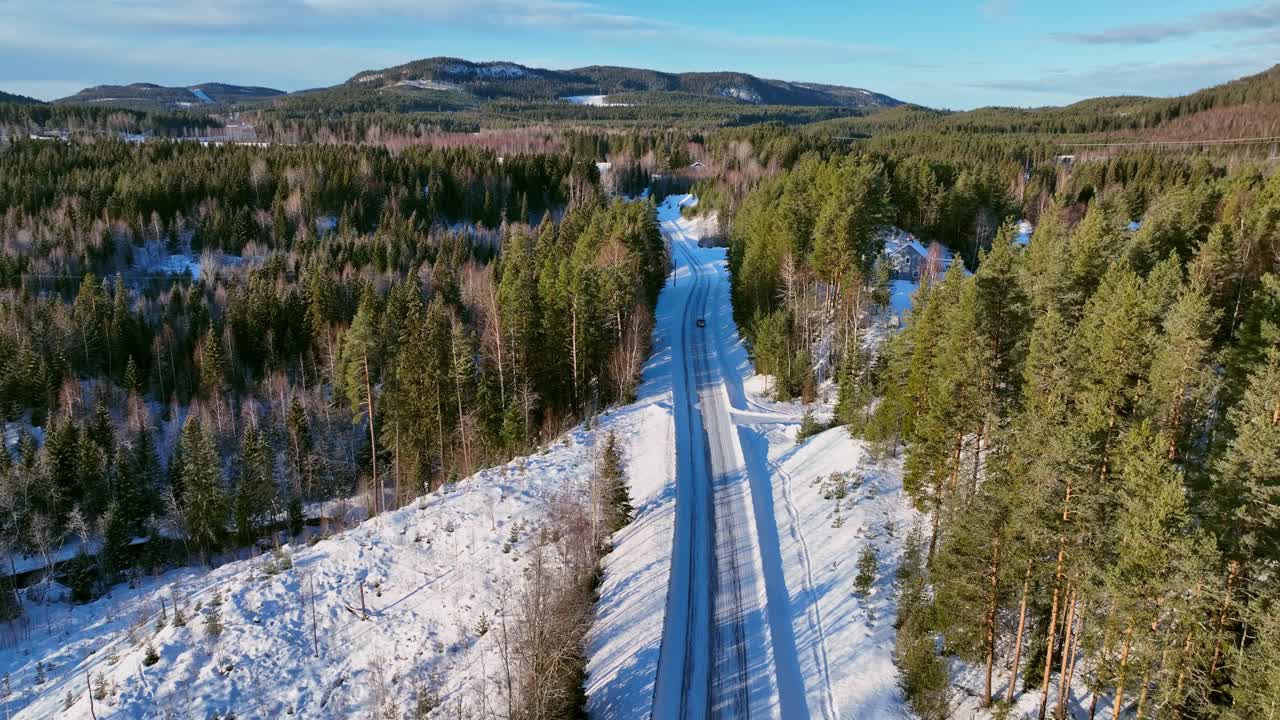 鸟瞰图，瑞典skorped的雪景和道路，周围是针叶林视频素材