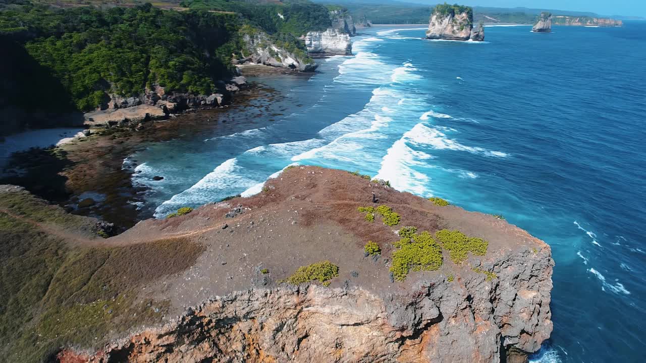 航拍的热带海洋海浪撞击视频素材