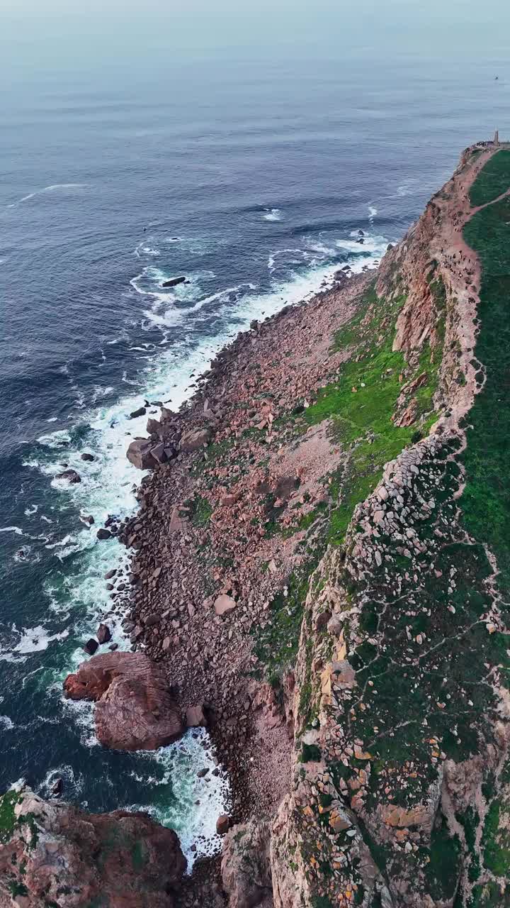 飞越大西洋海岸，到达葡萄牙罗卡角的罗卡角灯塔视频素材