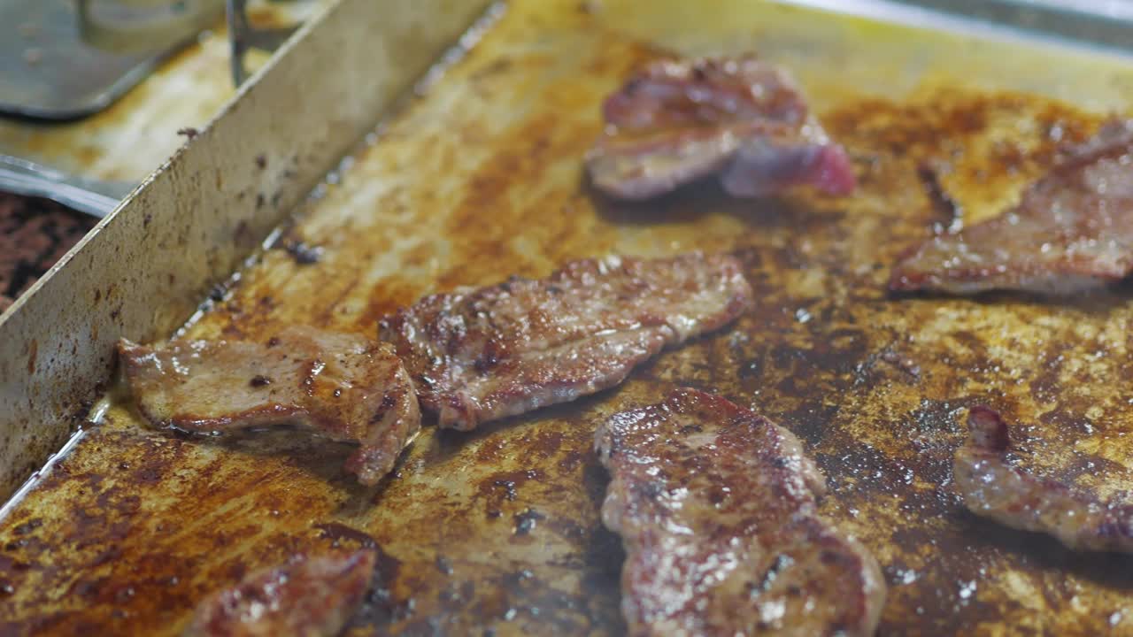 多汁的熟肉片猪肉在锅里4k慢动作120fps视频素材