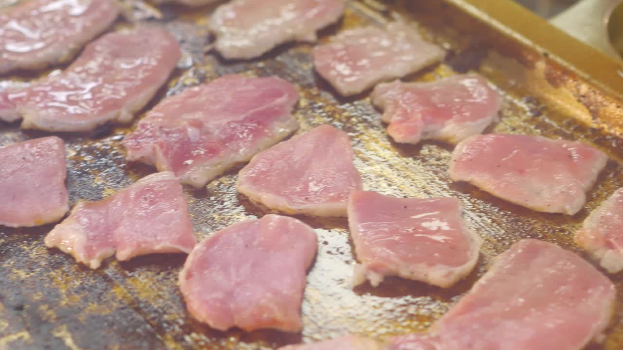 多汁的熟肉片猪肉在锅里4k慢动作120fps视频素材