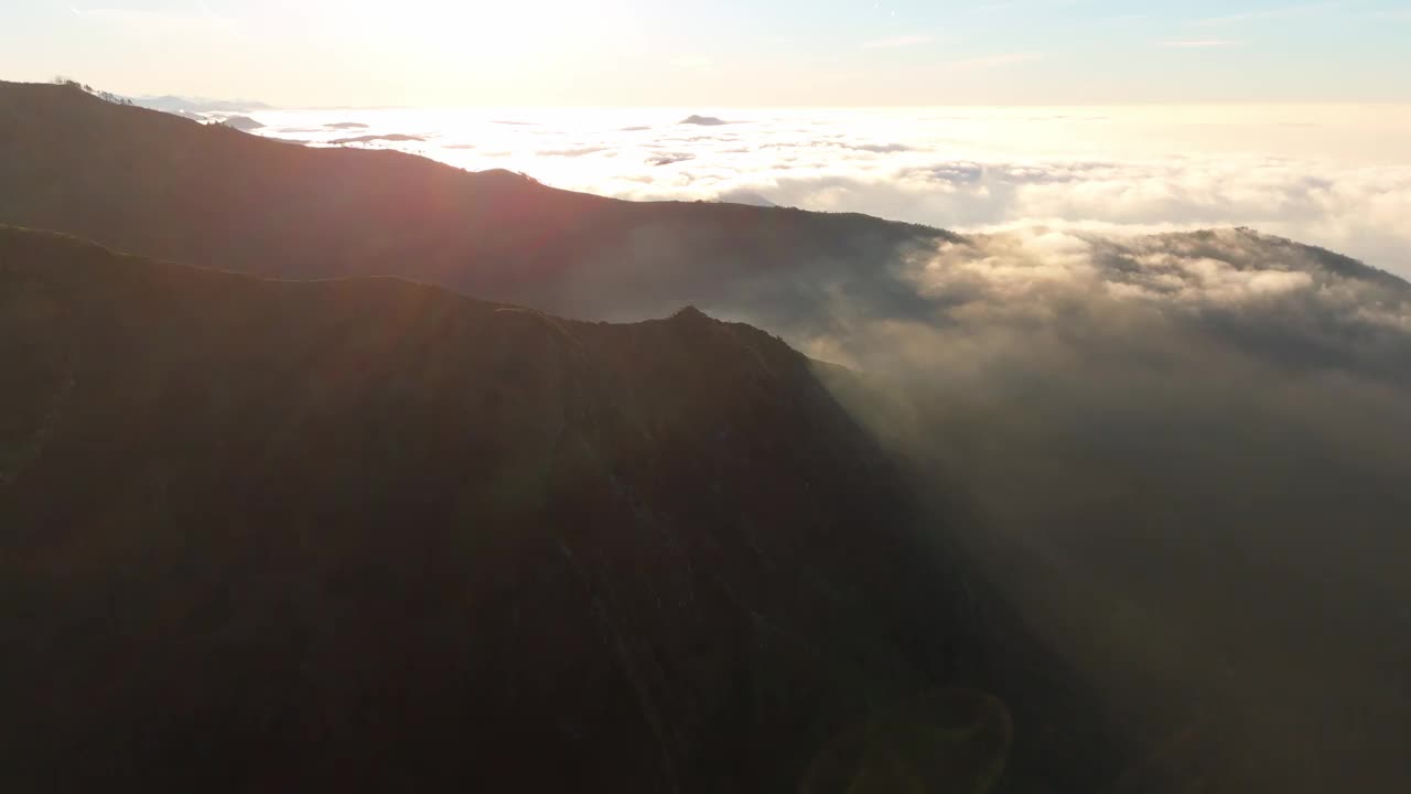 在意大利利古里亚山的云层上鸟瞰日出，暖色调视频素材