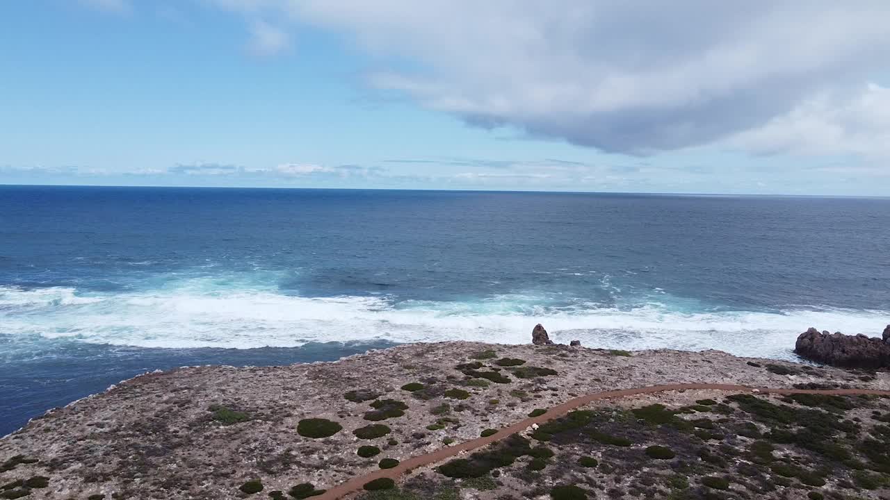 海岸线在海洋与陆地的交汇处没有树木。视频素材