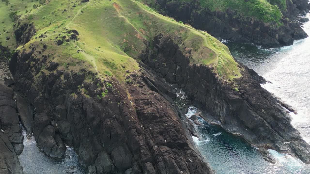 卡塔丹瓦内斯的巴拉斯郁郁葱葱的绿色海岸线，悬崖伸向大海，鸟瞰图视频素材