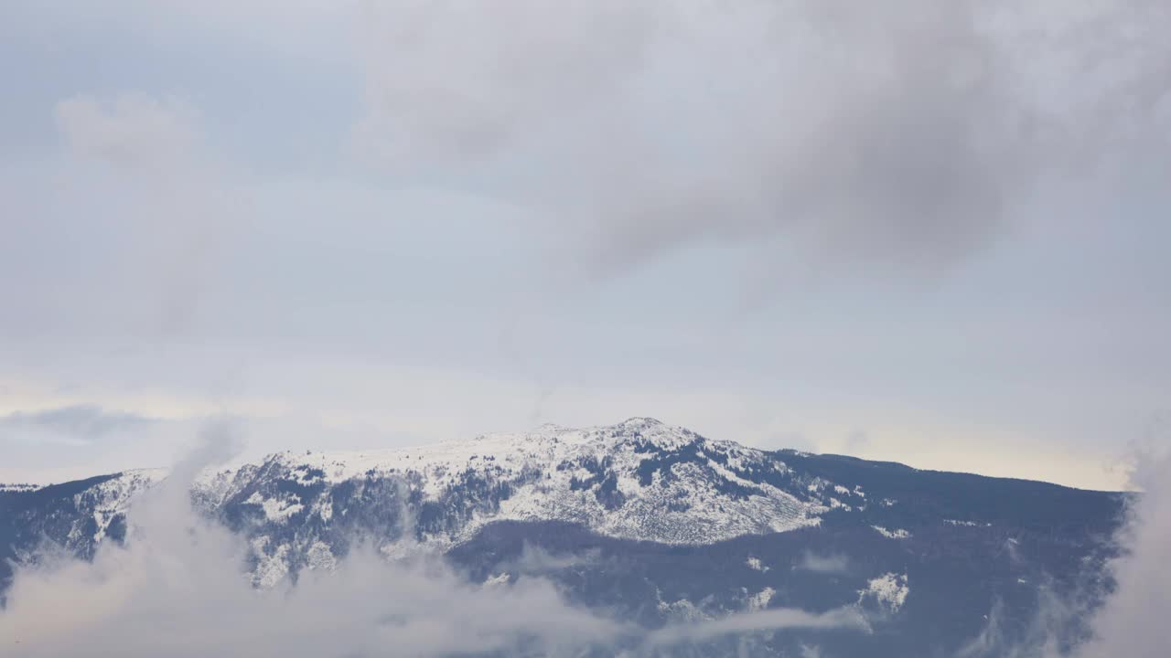 雪山中移动的云的时间差。有创造力。覆盖在雪山上的云朵。多云天气时，落基山脉雪峰下的积云。维托沙山，保加利亚视频素材