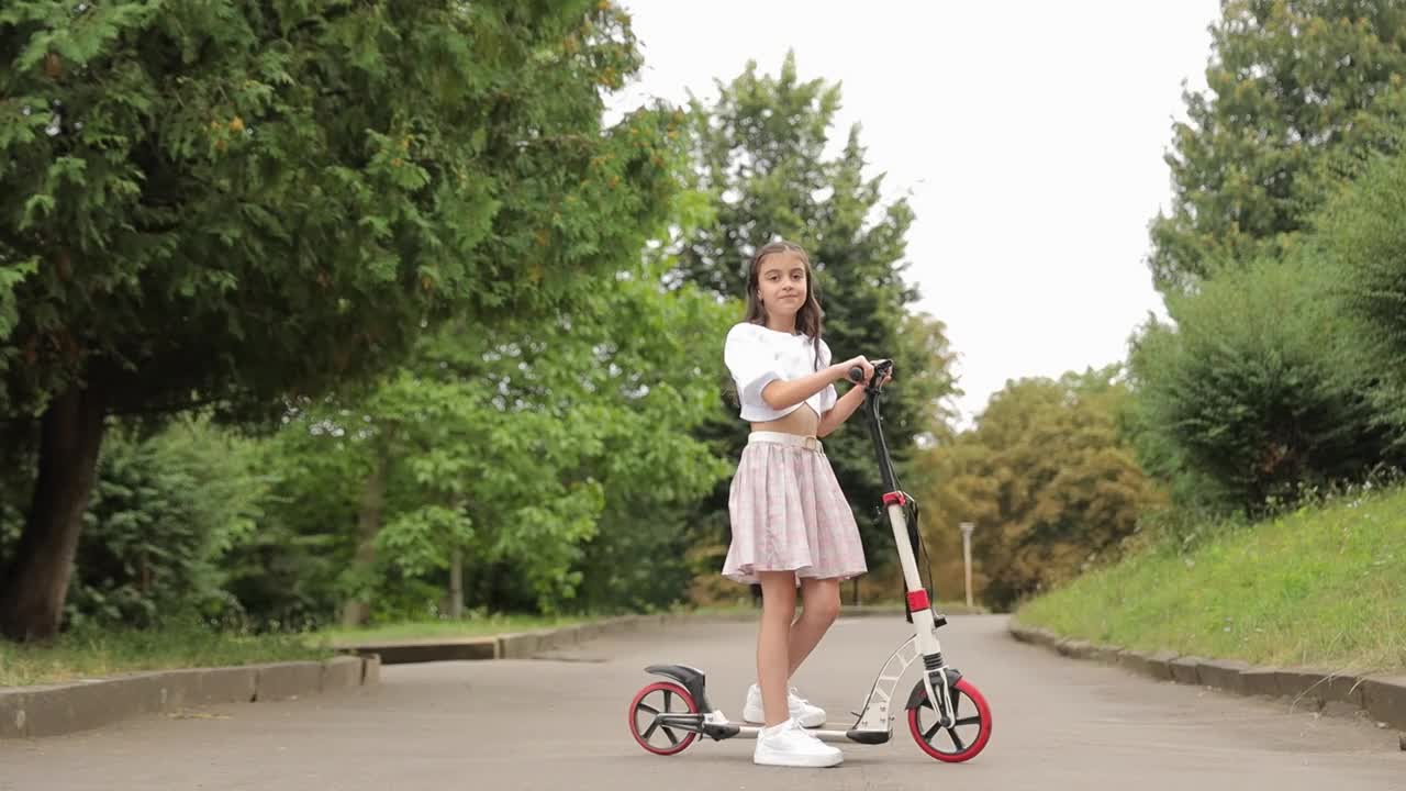 年轻的女孩在充满活力的城市街道上愉快地骑着摩托车。视频素材