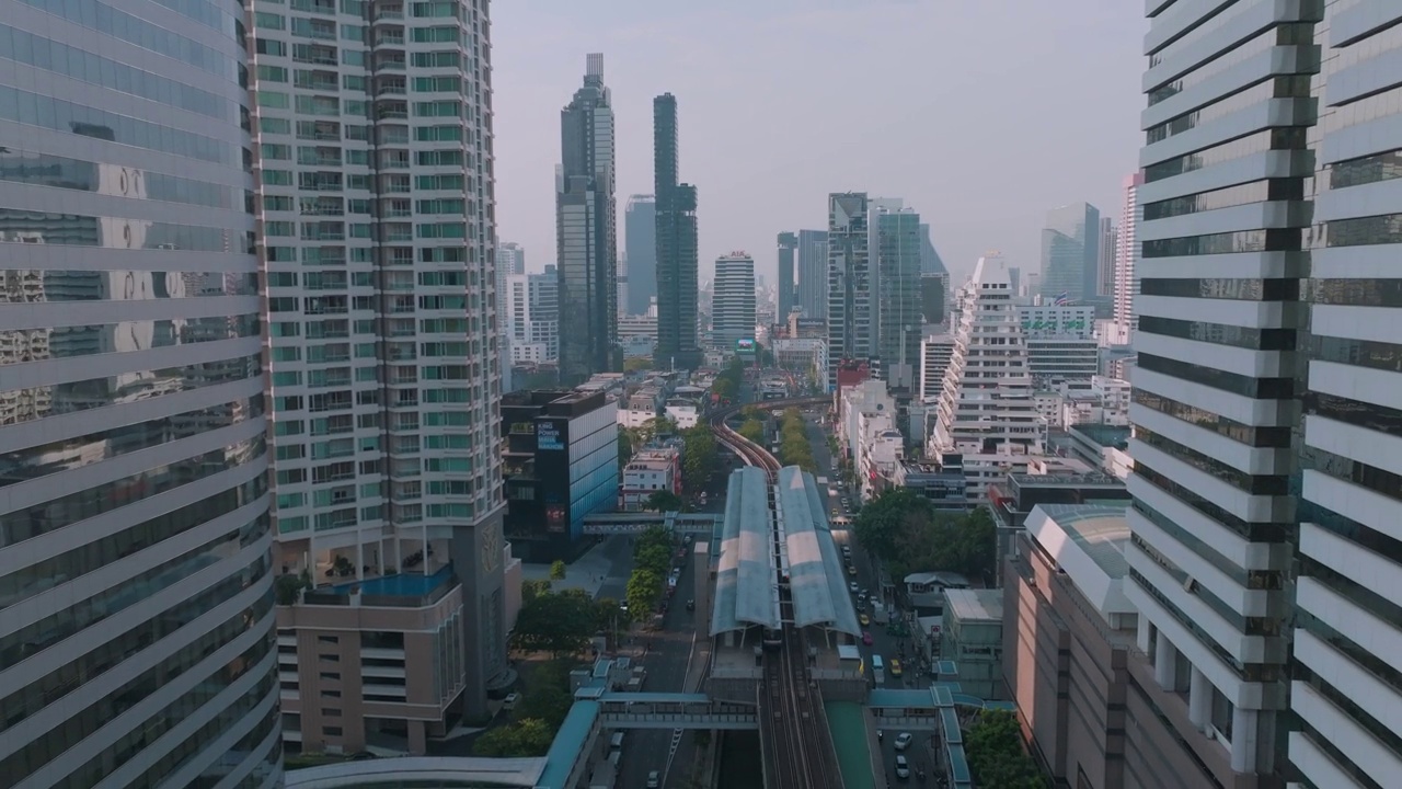 鸟瞰现代办公城市建筑，BTS空中列车和城市道路在Silom区视频素材