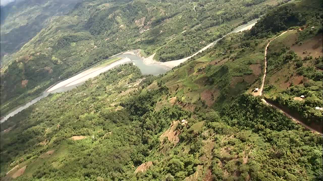 古柯田和土路覆盖着小山，俯瞰着阿普里马克河。高清。视频下载