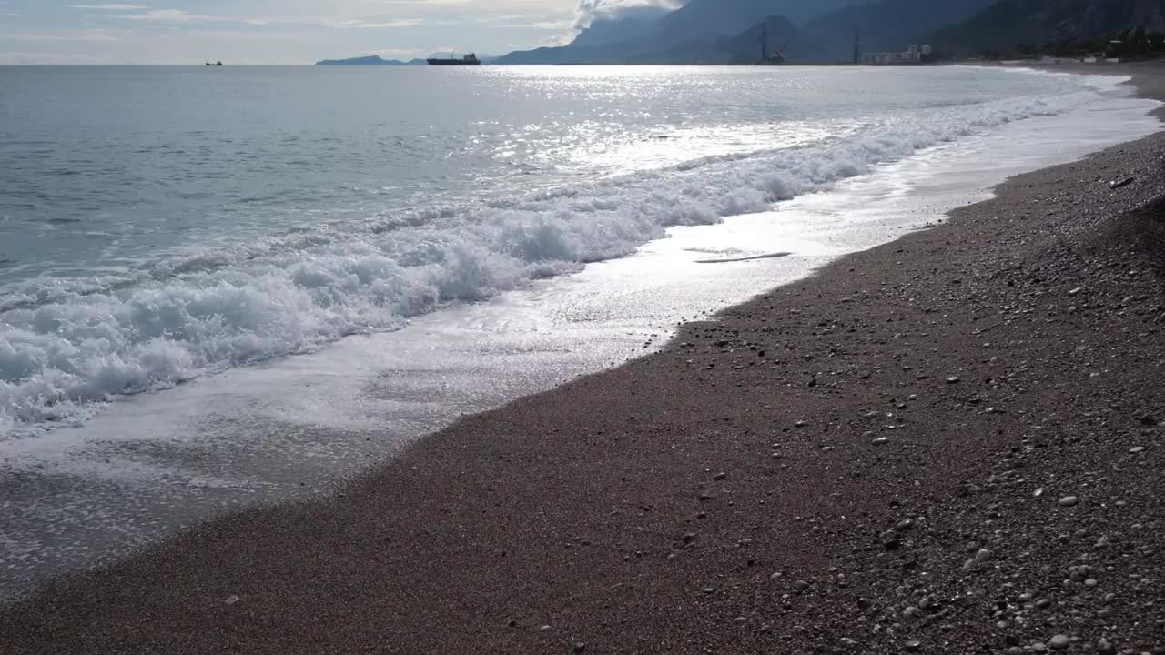 海浪轻轻地拍打着海岸视频下载