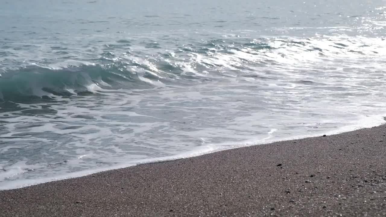 海浪轻轻地拍打着海岸视频下载