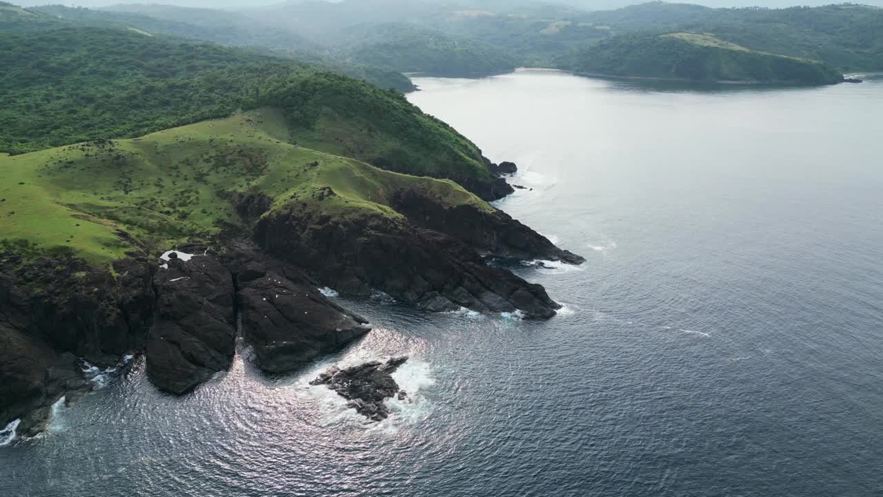 卡塔丹瓦内斯郁郁葱葱的baras景观，岩石海岸线和海洋，鸟瞰图视频素材