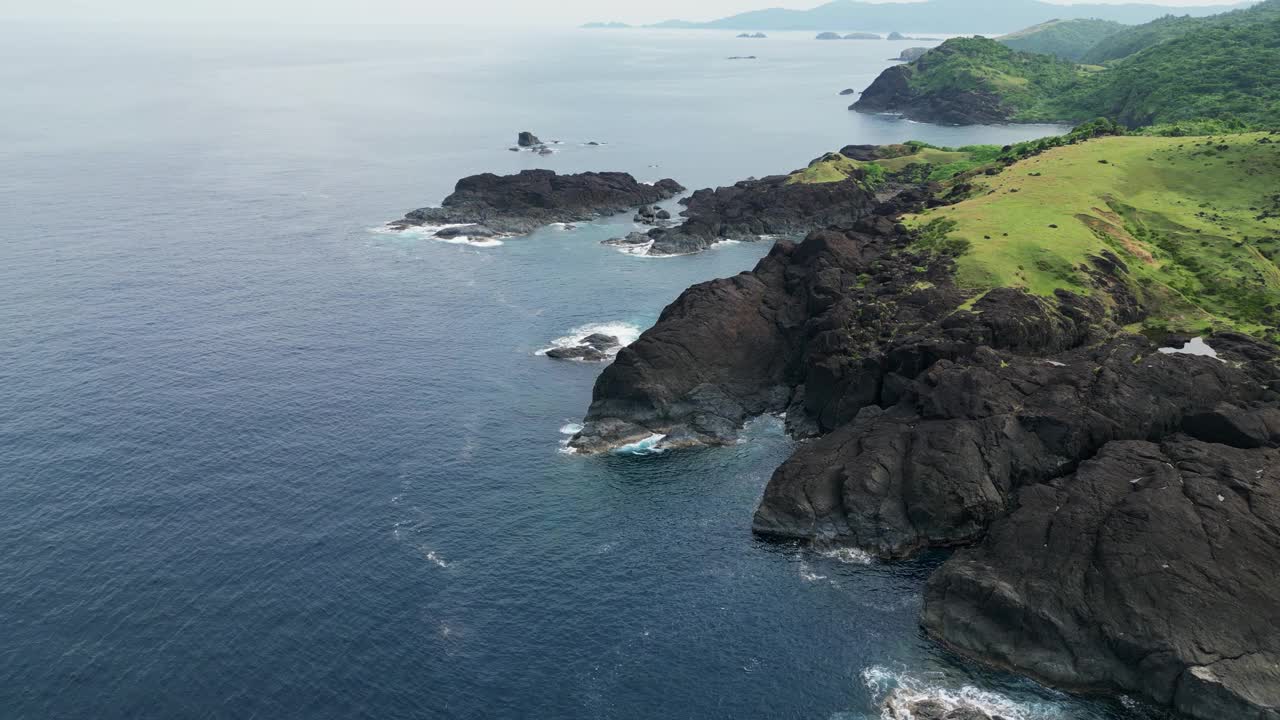 崎岖的海岸线和绿色的田野在baras, catanduanes，菲律宾，宁静的热带景观，鸟瞰图视频素材