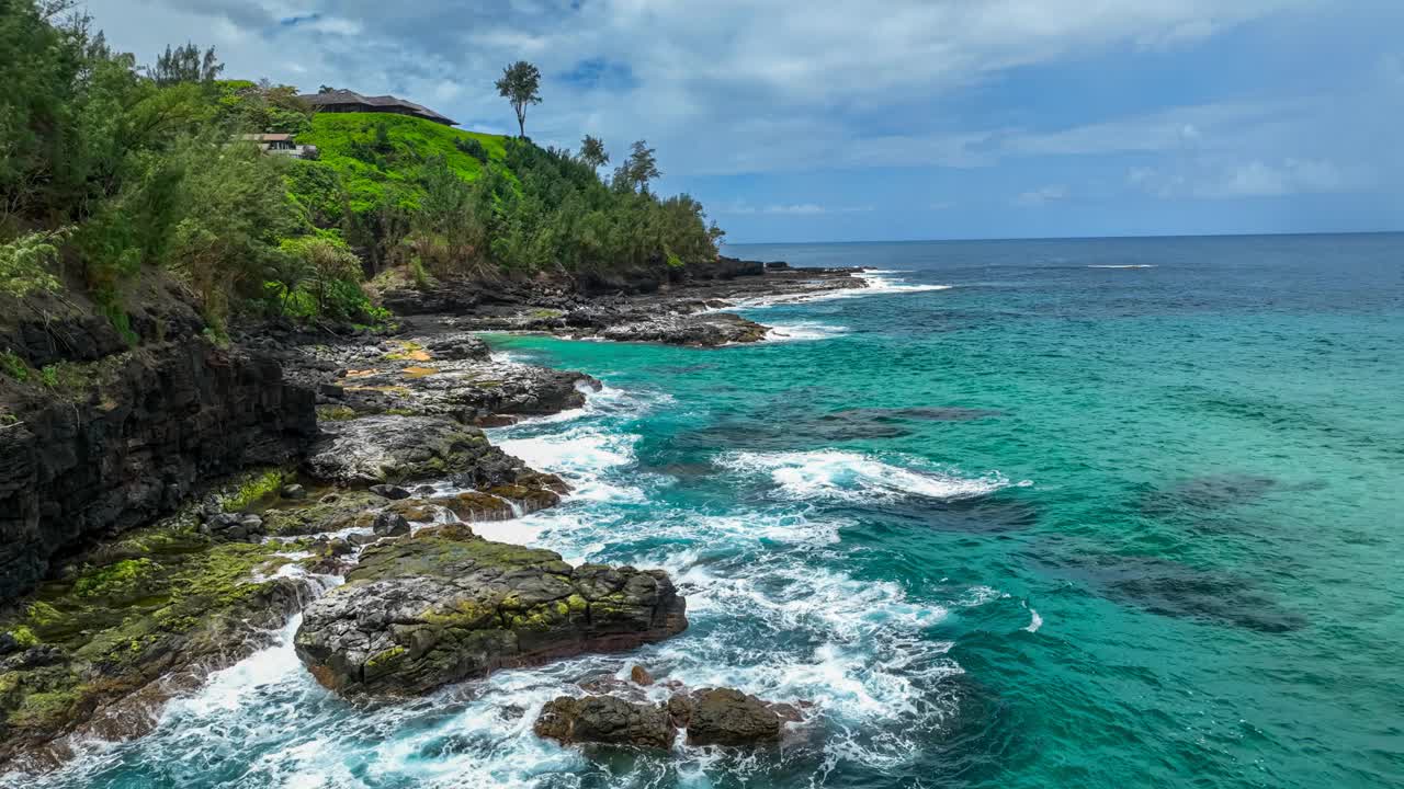 飞越遥远的夏威夷海滩的海岸线，海浪柔和视频下载