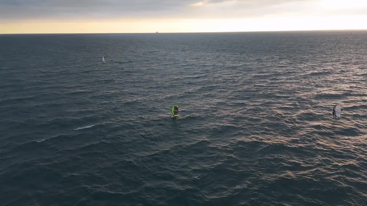 风筝冲浪滑翔在蓝色的海水热那亚海岸，意大利黄昏，宁静的海洋景象视频素材