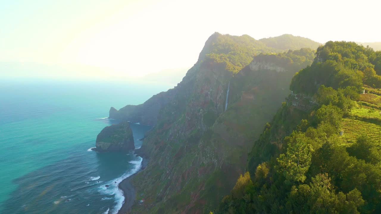 马德拉岛风景与山脉和海洋悬崖在葡萄牙在一个雾蒙蒙的日子-空中无人机拍摄视频素材