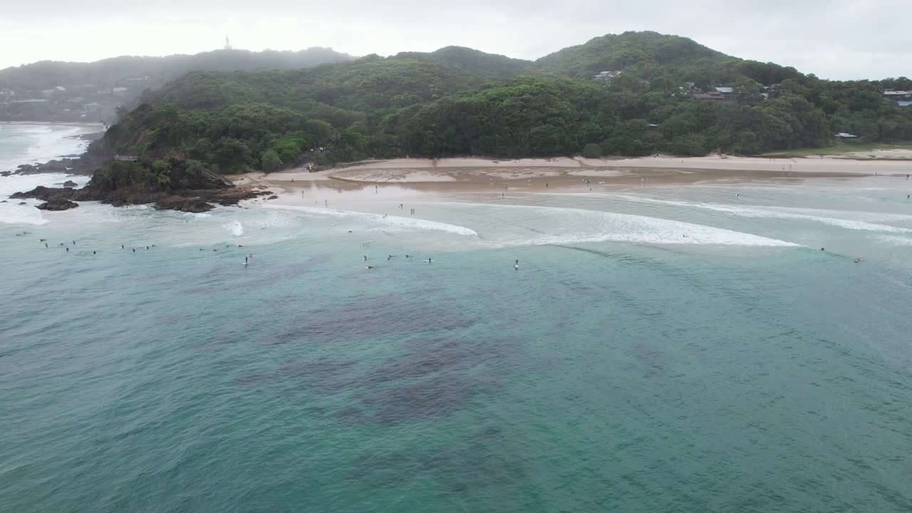 与冲浪者在拜伦湾的海滩，澳大利亚-空中无人机拍摄视频素材