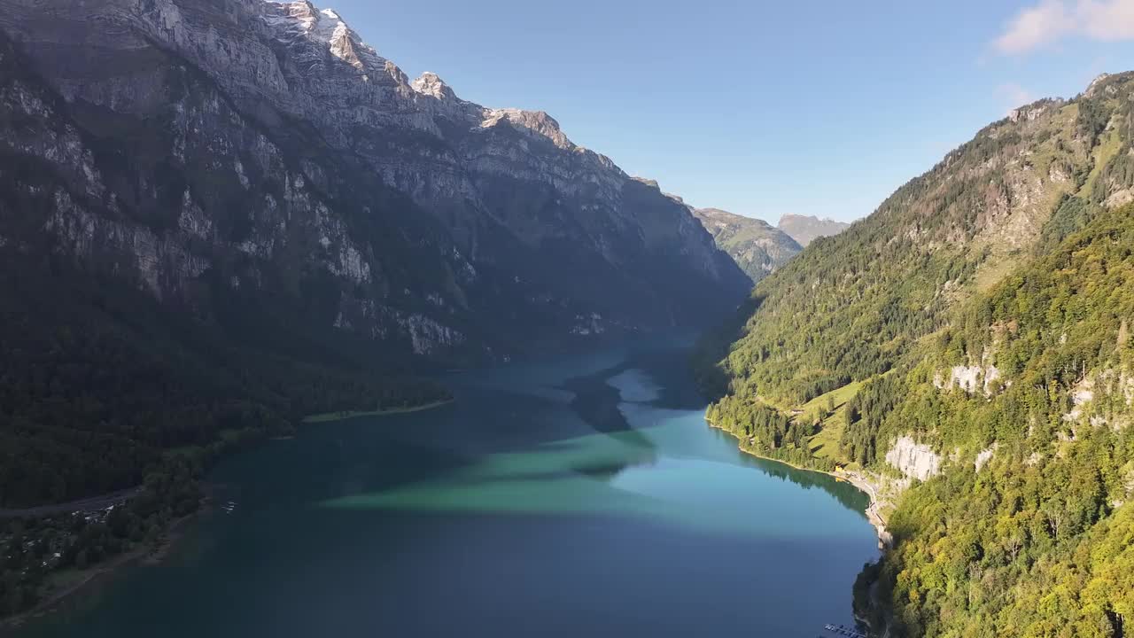 秋天的色彩笼罩着格拉鲁斯山谷宁静的高山湖。瑞士阿尔卑斯山天线视频素材