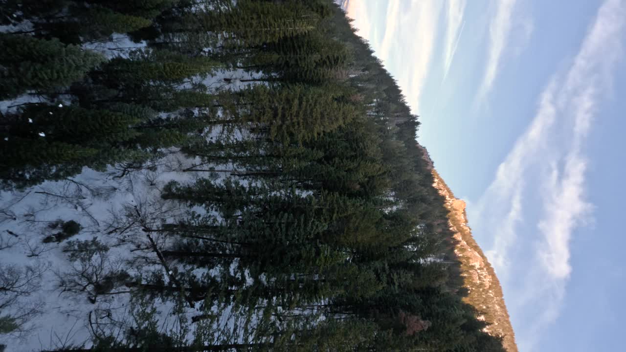 美国福克峡谷日出时的廷帕诺戈斯山。无人机视图视频素材