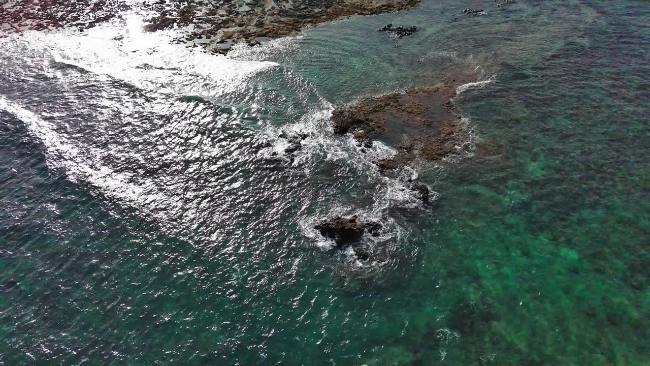 科拉雷霍的岩石海岸线和清澈的绿松石海水，富埃特文图拉，鸟瞰图视频素材