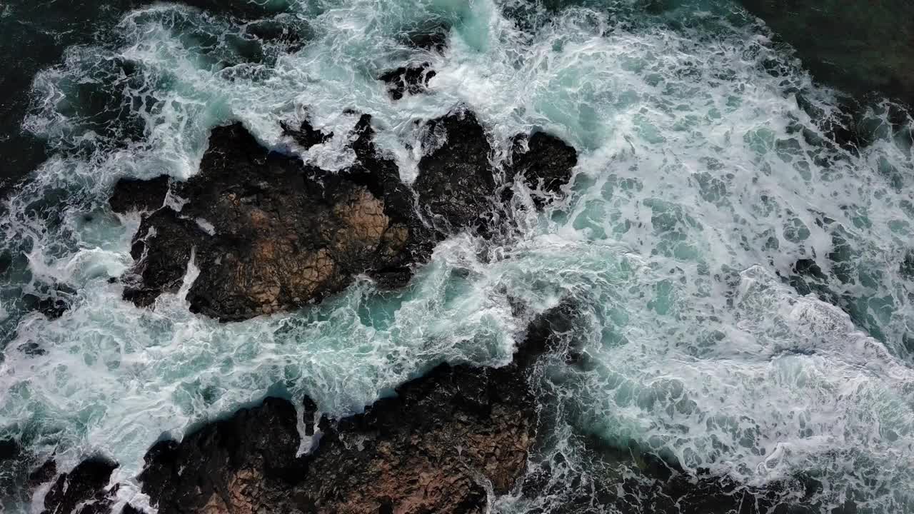 科拉雷霍的岩石海岸线，波涛汹涌，富埃特文图拉，鸟瞰图视频素材