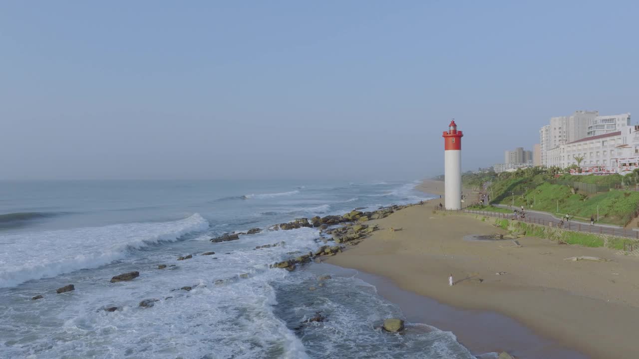 乌姆兰加灯塔和海岸线，海浪冲击着海滩，德班，南非，白天，鸟瞰图视频素材