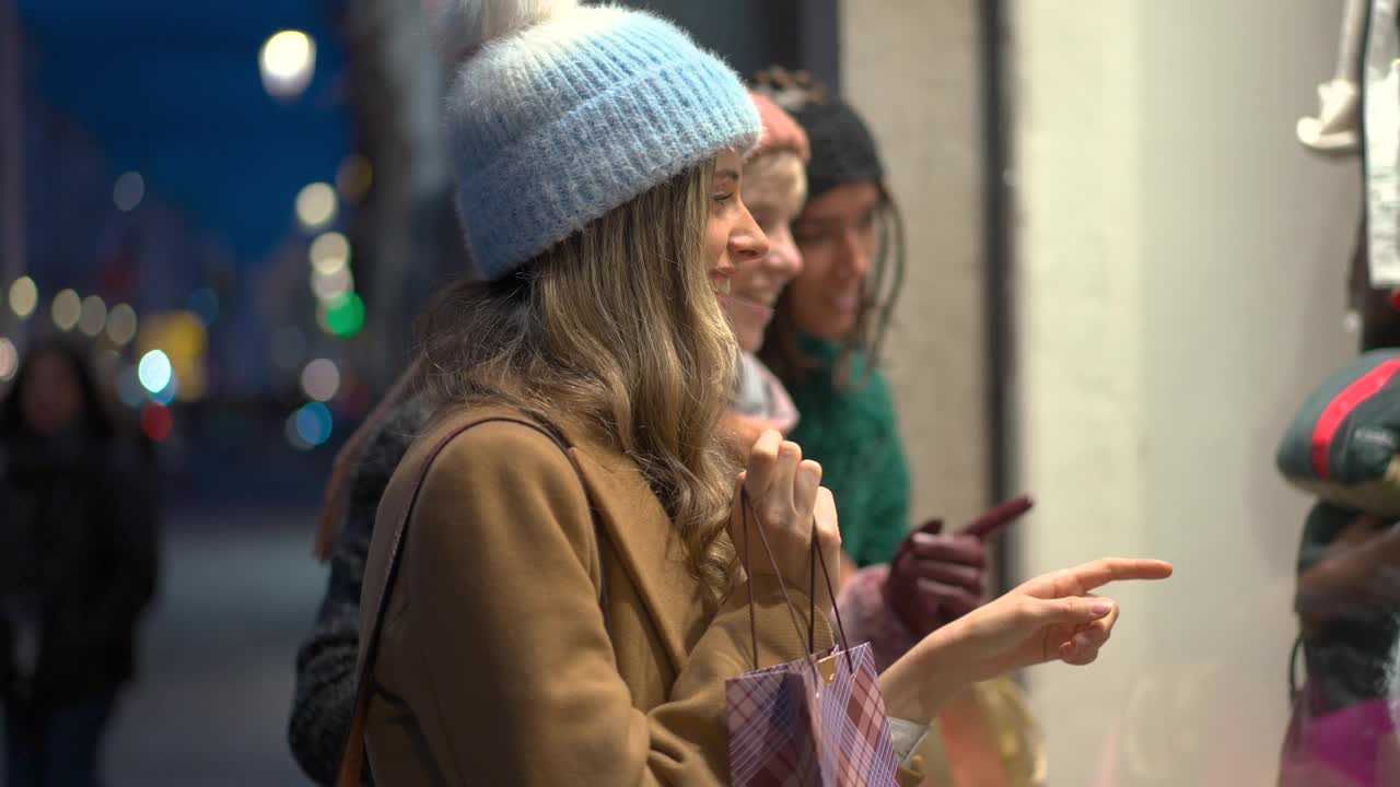 女人被时尚的橱窗陈列迷住了视频下载